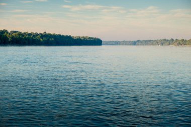 Macaristan 'daki Tuna Nehri' nde şafak vakti bir gemiden görülen bir viraj.