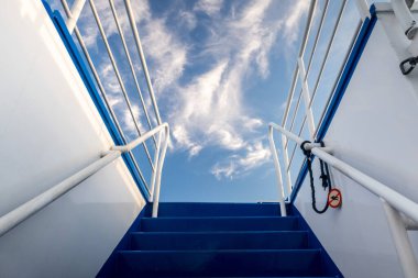 Cennete giden merdiven, yeni fırsatlar kavramı.