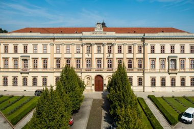 ESZTERGOM, HUNGARY - 20 Ağustos 2019: Esztergom 'daki eski İlahiyat Fakültesi 2006 yılında Esztergom' da yapılan yenilemelerden sonra