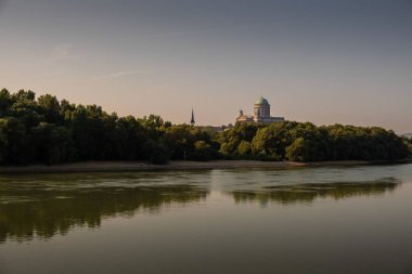 ESZTERGOM, HUNGARY - 20 AĞUSTOS 2019: Esztergom Katedrali Sunris 'teki Tuna Nehri manzarası