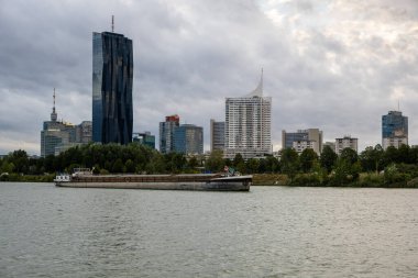Vienna, AUSTRIA - 21 Ağustos 2019: dış bölgedeki yüksek binalar. Donaustadt 'ta birçok uluslararası kuruluş ve büro bulunmaktadır.. 