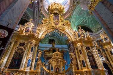 PETERSBURG, RUSSIA - 4 Ağustos 2019: Peter ve Paul Katedrali Peter ve Paul Kalesi 'nin içinde yer alan bir Rus Ortodoks katedralidir. Kilisenin içinde.