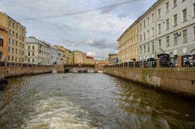 Aziz PETERSBURG, RUSSIA - 4 Ağustos 2019: bulutlu bir öğleden sonra Moika nehrinde yelken açmak