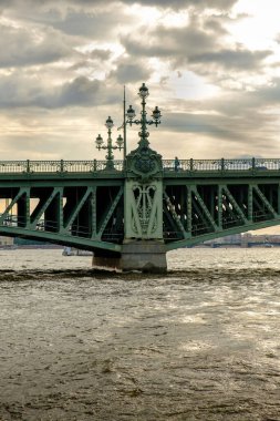 PETERSBURG, RUSSIA - 4 AĞUSTOS 2019: Neva Nehri üzerindeki Trinity Köprüsü (Troitskiy Köprüsü)