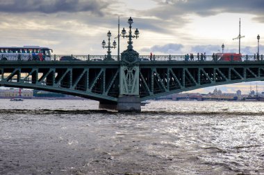 PETERSBURG, RUSSIA - 4 AĞUSTOS 2019: Neva Nehri üzerindeki Trinity Köprüsü (Troitskiy Köprüsü)