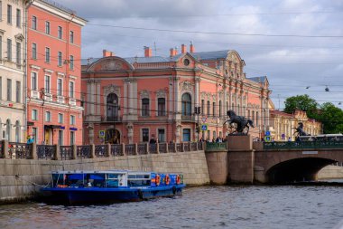 PETERSBURG, RUSSIA - 4 Ağustos 2019 Belosselsky Belozersky Sarayı Fontanka Nehri ve Nevsky Prospekt kavşağında yer alan bir Neo-Barok sarayı.