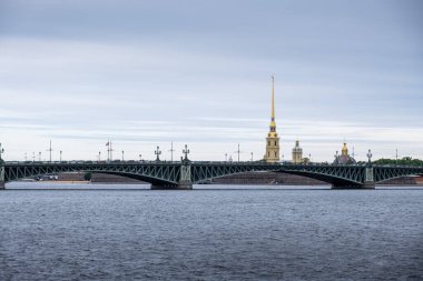 PETERSBURG, RUSSIA - 5 Ağustos 2019: Trinity Köprüsü, Rusya 'nın Saint Petersburg kentindeki Neva nehri üzerindeki bir basküle köprüdür. Kamennoostrovsky Prospect 'i Suvorov Meydanı' na bağlıyor. 