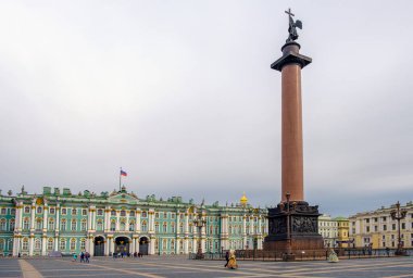 PETERSBURG, RUSSIA - 5 AĞUSTOS 2019 Kış Sarayı Cephesi ve Alexander Sütunu Yazın erken saatlerinde
