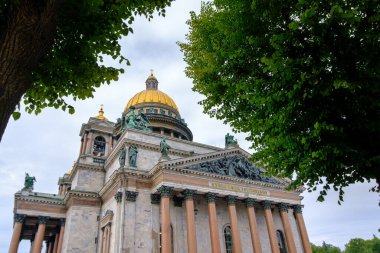 PETERSBURG, RUSSIA - 5 AĞUSTOS 2019: Saint Isaac şu anda müze olarak çalışan bir katedral. Başlangıçta bir katedral olarak inşa edildi ama Sovyet hükümeti tarafından müzeye dönüştürüldü.