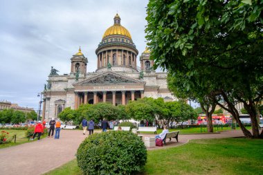 PETERSBURG, RUSSIA - 5 AĞUSTOS 2019: Saint Isaac şu anda müze olarak çalışan bir katedral. Başlangıçta bir katedral olarak inşa edildi ama Sovyet hükümeti tarafından müzeye dönüştürüldü.