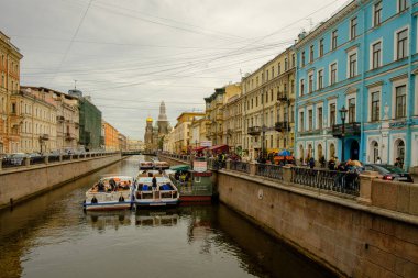 Aziz PETERSBURG, RUSSIA - 5 AĞUSTOS 2019: Griboyedov Kanalı, arka planda Kurtarıcının Kan Döken Kilisesi