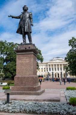 PETERSBURG, RUSSIA - 5 Ağustos 2019: Devlet Rus Müzesi, eski adıyla İmparatorluk Majesteleri III. - Müzenin önündeki Alexander Puşkin anıtı.