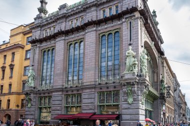 PETERSBURG, RUSSIA AUGust 5, 2019: Elisseeff Emporium, Elisseeff Kardeşler için 1902 yılında inşa edilen ünlü bir gıda salonu da dahil olmak üzere büyük bir perakende ve eğlence kompleksi.. 