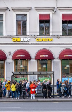 PETERSBURG, RUSSIA - 5 Ağustos 2019: Nevsky Bulvarı 'nda otobüs beklerken iki Müslüman kadın burka giyer.