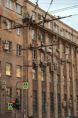PETERSBURG, RUSSIA AĞUSTOS 5, 2019: Sovyet döneminin eski ofis binası Chaykovskogo caddesinde klimalarla dolu cephe