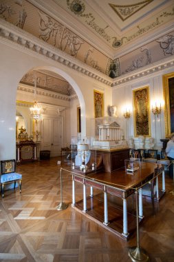Aziz PETERSBURG, RUSSIA - 6 Ağustos 2019: Pavlovsk Sarayı, Büyük Catherine 'in oğlu için yaptırdığı 18. yüzyıl Rus İmparatorluk konutudur. Lüks iç odalar
