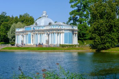 PETERSBURG, RUSSIA - 6 AĞUSTOS 2019: Catherine Park 'taki Grotto Pavyonu, Tsarskoe Selo (Puşkin))