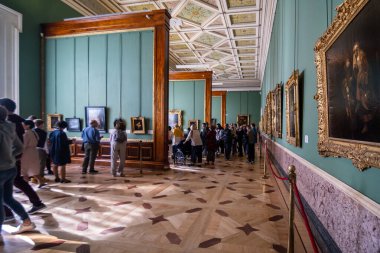 PETERSBURG, RUSSIA - 6 AĞUSTOS 2019: Devlet Hermitage Müzesi, iç mekan. Sanat ve Kültür Müzesi 1764 yılında kuruldu. 