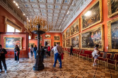 PETERSBURG, RUSSIA - 6 AĞUSTOS 2019: Devlet Hermitage Müzesi, iç mekan. Sanat ve Kültür Müzesi 1764 yılında kuruldu. 