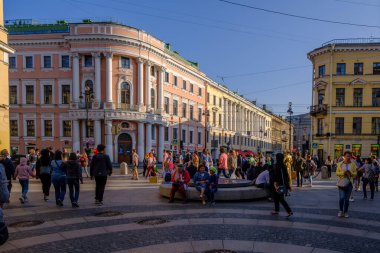PETERSBURG, RUSSIA - 6 AĞUSTOS 2019: Büyük Deniz Sokağı 'ndaki insanlar, Hermitage Müzesi' ne çok yakın