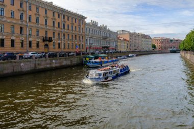 St. PETERSBURG, RUSSIA - 7 Ağustos 2019: güneşli bir yaz gününde Voznesensky Bulvarı 'ndan Moyka nehrinin manzarası