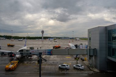 PETERSBURG, RUSSIA - 7 AĞUSTOS 2019 Pulkovo Havaalanı, resmi adıyla Fyodor Dostoyevski Uluslararası Havalimanı 