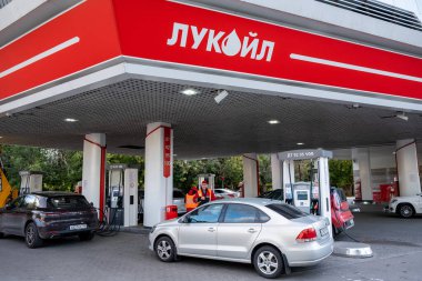 MOSCOW, RUSSIA - 31 Temmuz 2019: Lukoil Rus şirket servis istasyonu Moskova 'nın merkezinde. Resimli başyazı