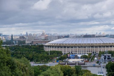 MOSCOW, RUSSIA - 1 Ağustos 2019: Luzhniki Stadyumu manzarası ve Sparrow Hills 'ten kompleksi bulutlu bir gün