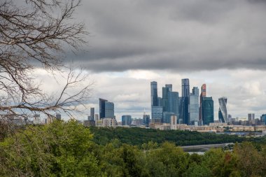 MOSCOW, RUSSIA - 1 AĞUSTOS 2019: Moskva-Şehri olarak da bilinen Moskova Uluslararası İş Merkezi 'nin (MIBC) Sparrows Hill' den görünüşü