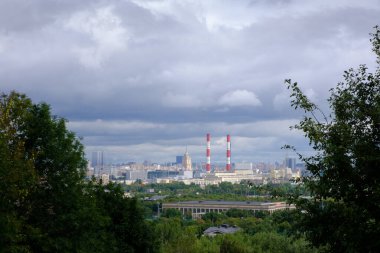 MOSCOW, RUSSIA - 1 AĞUSTOS 2019: Sparrow tepelerinden Ostankino TV kulesine, Rus hükümet binasına, iki Sovyet gökdeleni ve tüten boruları olan elektrik santrali 