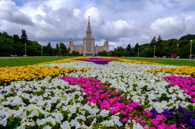 MOSCOW, RUSSIA - 1 Ağustos 2019: Sparrow Hills 'teki Lomonosov Moskova Devlet Üniversitesi ana binası