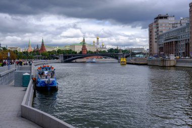 MOSCOW, RUSSIA - 1 AĞUSTOS 2019: Patriarshy Most köprüsünden Moskva Nehri, arka planda Kremlin 'in Anonsu ve Duvarları Katedrali