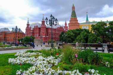 MOSCOW, RUSSIA - 1 AĞUSTOS 2019: Uglovaya Arsenal 'naya Bashnya and State Historical Museum by Red Squar