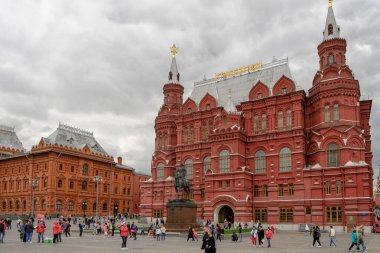 MOSCOW, RUSSIA - 1 AĞUSTOS 2019: Moskova 'daki Devlet Tarihi Müzesi Cephesi, Kızıl Meydan' da gezen turistlerin yer aldığı yerler, kentteki en önemli etkinliklerden biri..