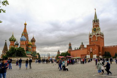 MOSCOW, Rusya - 1 AĞUSTOS 2019: St. Kızıl Meydan 'daki Basil Katedrali ve Spasskaya Kulesi
