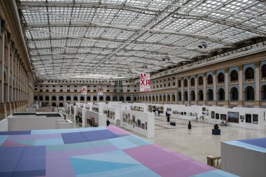 MOSCOW, RUSSIA - 1 Ağustos 2019: Kızıl Meydan 'ın yanındaki sergi sarayının (Gostiny Dvor) içi