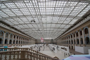 MOSCOW, RUSSIA - 1 Ağustos 2019: Kızıl Meydan 'ın yanındaki sergi sarayının (Gostiny Dvor) içi
