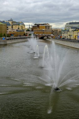MOSCOW, Rusya - 1 Ağustos 2019: Fontannyy Kompleks. Suyun üzerinde fıskiyeler olan Moskova nehrinin manzarası. Yaz günü. Bulutlu gökyüzüne karşı şehrin güzel manzarası.