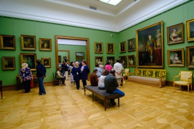 MOSCOW, RUSSIA - 1 AĞUSTOS 2019: Devlet Tretyakov Galerisi, Moskova 'da bir sanat galerisidir. Ziyaretçiler tabloları inceliyor