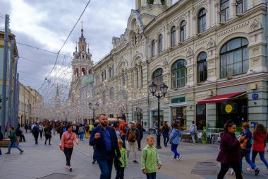 MOSCOW, RUSSIA - 2 Ağustos 2019: Nikolskaya Caddesi, Moskova 'nın Kitay-Gorod bölgesinde bir yayadır. Kızıl Meydan ile Lubyanka Meydanı 'nı birbirine bağlıyor. 1935 ve 1990 yılları arasında 25 Ekim sokağı olarak biliniyordu.. 