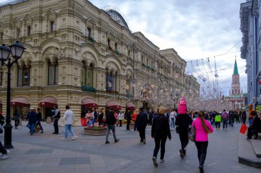 MOSCOW, RUSSIA - 2 Ağustos 2019: Nikolskaya Caddesi, Moskova 'nın Kitay-Gorod bölgesinde bir yayadır. Kızıl Meydan ile Lubyanka Meydanı 'nı birbirine bağlıyor. 1935 ve 1990 yılları arasında 25 Ekim sokağı olarak biliniyordu.. 