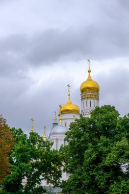 MOSCOW, RUSSIA - 2 Ağustos 2019: Büyük Çan Kulesi Ivan Moskova Kremlin kompleksi içinde bir kilise kulesidir. Toplam yüksekliği 81 metredir ve Kremlin 'in en yüksek kulesi ve yapısıdır..