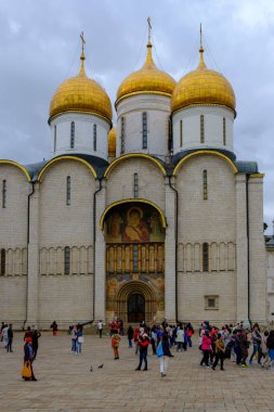 MOSCOW, RUSSIA - 2 AĞUSTOS 2019: Dormition Katedrali, Varsayım Katedrali veya Varsayım Katedrali olarak da bilinen, Theotokos Doruğu 'na adanmış bir Rus Ortodoks kilisesidir.