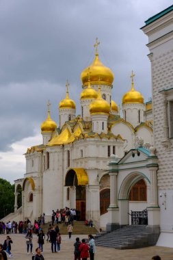 MOSCOW, RUSSIA - 2 AĞUSTOS 2019: The Cathedral of the Annunciation, Theotokos 'a adanmış bir Rus Ortodoks kilisesidir. Kremlin 'in Katedral Meydanı' nın güneybatısında yer almaktadır. 