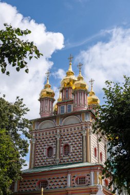 SERJİLİ POSAD, RUSSIA - 3 Ağustos 2019: St. Sergius Trinity Lavra, Rus Ortodoks Kilisesi 'nin en önemli manastırı ve ruhani merkezidir. Aziz Vaftizci Yahya 'nın Doğumu Kilisesi