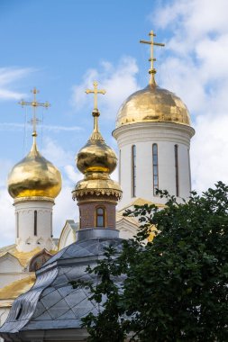 SERJİLİ POSAD, RUSSIA - 3 Ağustos 2019: St. Sergius Trinity Lavra, Rus Ortodoks Kilisesi 'nin en önemli manastırı ve ruhani merkezidir. Kiliselerin kubbeleri 