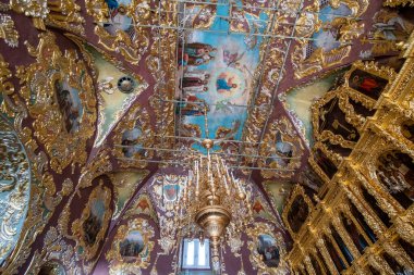 SERJİLİ POSAD, RUSSIA - 3 AĞUSTOS 2019: Kutsal Trinity St. Sergius Lavra Katedrali 'nin simgeleri ve boyalı duvarlarıyla ana sunak. 