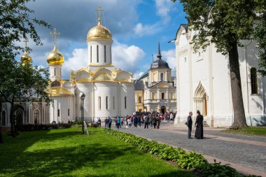 SERJİLİ POSAD, RUSSIA - 3 Ağustos 2019: St. Sergius Trinity Lavra, Rus Ortodoks Kilisesi 'nin en önemli manastırı ve ruhani merkezidir. Mimari Toplum 