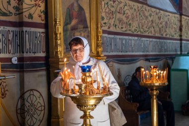 SERJİLİ POSAD, RUSSIA - 3 AĞUSTOS 2019: St. Sergius Trinity Lavra Katedrali 'nin İçi. Kadınlar dua ediyor ve mum yakıyor.