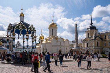 SERJİLİ POSAD, RUSSIA - 3 Ağustos 2019: St. Sergius Trinity Lavra, Rus Ortodoks Kilisesi 'nin en önemli manastırı ve ruhani merkezidir. Kompleksi turistler ve hacılar ziyaret ediyor
